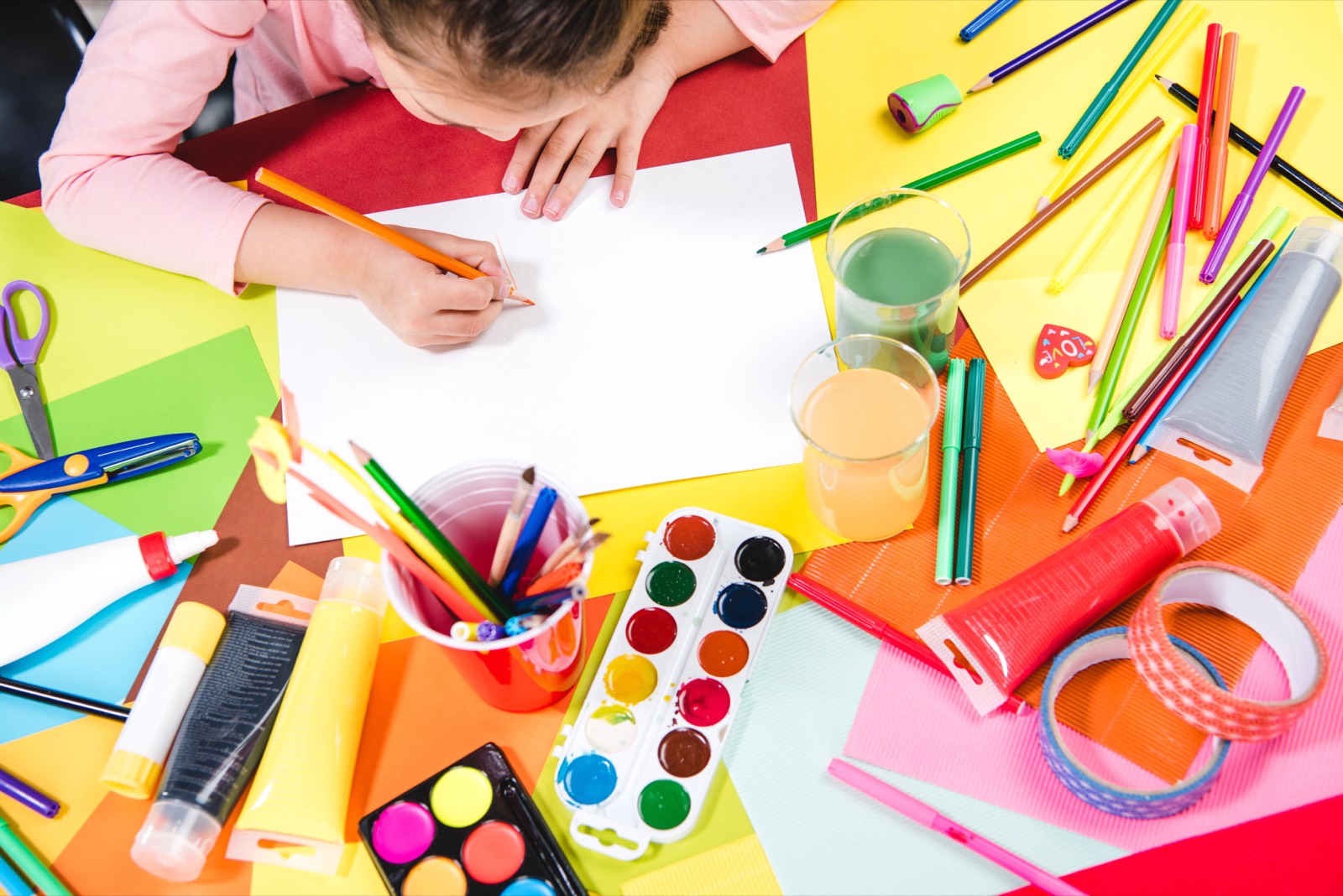 Estudiantes explorando materiales de aprendizaje STEM